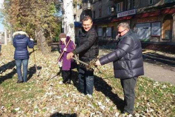 Чиновники Донецка вышла на субботник: жители города проигнорировали призыв властей Чиновники Донецка вышла на субботник: жители города проигнорировали призыв властей