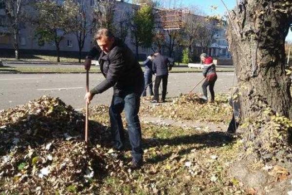 Чиновники Донецка вышла на субботник: жители города проигнорировали призыв властей Чиновники Донецка вышла на субботник: жители города проигнорировали призыв властей