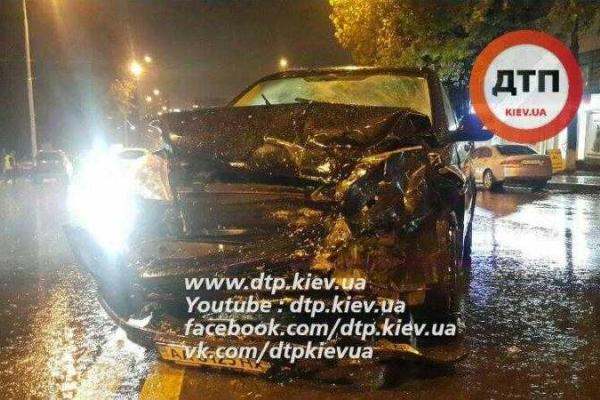 Масштабное ДТП в Киеве: автомобиль "Volvo" разбил пять автомобилей и сбил двух пешеходов Масштабное ДТП в Киеве: автомобиль "Volvo" разбил пять автомобилей и сбил двух пешеходов