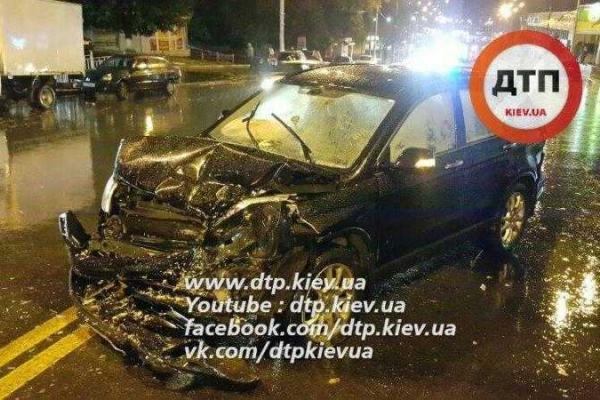 Масштабное ДТП в Киеве: автомобиль "Volvo" разбил пять автомобилей и сбил двух пешеходов Масштабное ДТП в Киеве: автомобиль "Volvo" разбил пять автомобилей и сбил двух пешеходов
