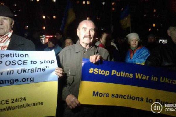 В Мариуполе прошел митинг-протест под лозунгами "Марионетки Путина - вон из Украины"