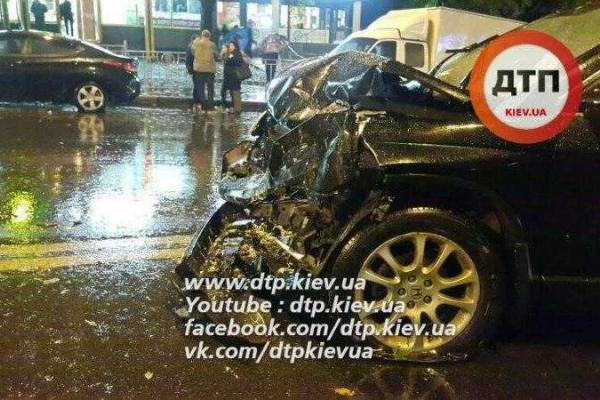 Масштабное ДТП в Киеве: автомобиль "Volvo" разбил пять автомобилей и сбил двух пешеходов Масштабное ДТП в Киеве: автомобиль "Volvo" разбил пять автомобилей и сбил двух пешеходов