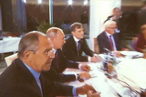 Первые кадры со встречи глав "четверки" в Берлине: Путина посадили напротив Порошенко Первые кадры со встречи глав "четверки" в Берлине: Путина посадили напротив Порошенко