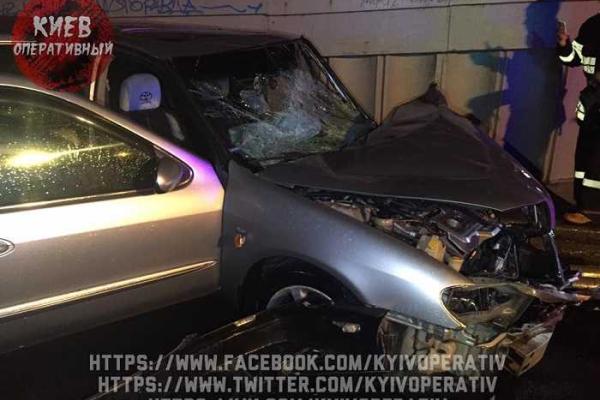 В Киеве автомобиль "Nissan" на полном ходу влетел в мусоровоз: два человека пострадали В Киеве автомобиль "Nissan" на полном ходу влетел в мусоровоз: два человека пострадали