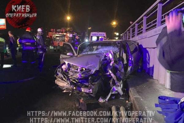В Киеве автомобиль "Nissan" на полном ходу влетел в мусоровоз: два человека пострадали В Киеве автомобиль "Nissan" на полном ходу влетел в мусоровоз: два человека пострадали