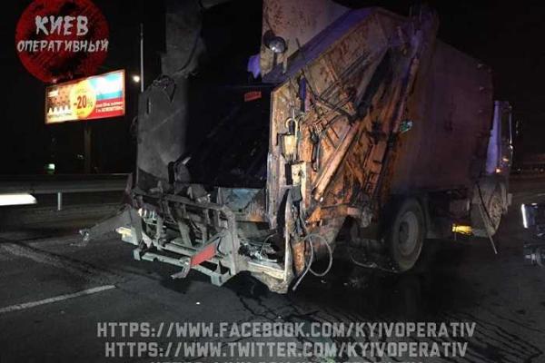 В Киеве автомобиль "Nissan" на полном ходу влетел в мусоровоз: два человека пострадали В Киеве автомобиль "Nissan" на полном ходу влетел в мусоровоз: два человека пострадали