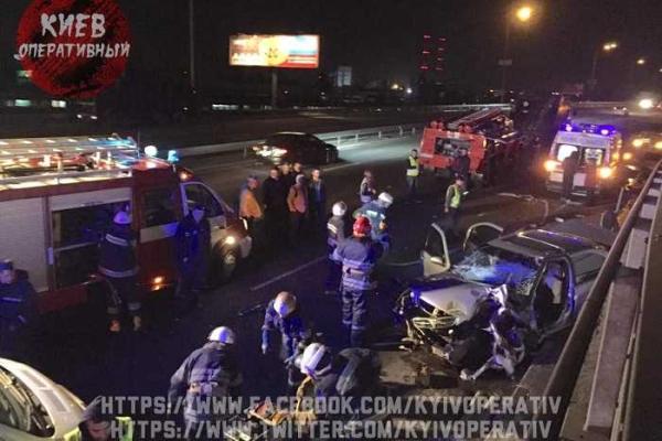 В Киеве автомобиль "Nissan" на полном ходу влетел в мусоровоз: два человека пострадали В Киеве автомобиль "Nissan" на полном ходу влетел в мусоровоз: два человека пострадали