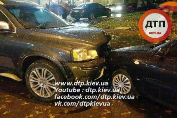 Масштабное ДТП в Киеве: автомобиль "Volvo" разбил пять автомобилей и сбил двух пешеходов Масштабное ДТП в Киеве: автомобиль "Volvo" разбил пять автомобилей и сбил двух пешеходов