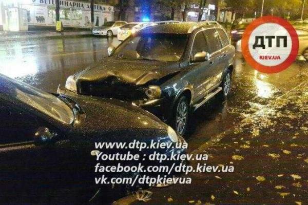 Масштабное ДТП в Киеве: автомобиль "Volvo" разбил пять автомобилей и сбил двух пешеходов Масштабное ДТП в Киеве: автомобиль "Volvo" разбил пять автомобилей и сбил двух пешеходов