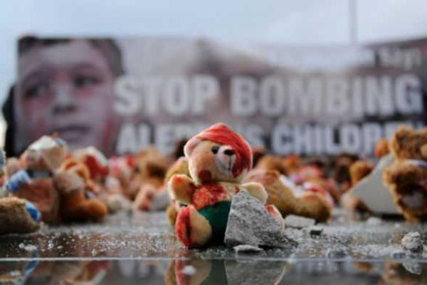 В Германии активисты с "окровавленными" медвежатами и укрaинскими флaгами "ласково" встретили Путина В Германии активисты с "окровавленными" медвежатами и укрaинскими флaгами "ласково" встретили Путина