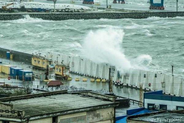 В Одессе сильный шторм: на пляжах вздымаются пятиметровые волны В Одессе сильный шторм: на пляжах вздымаются пятиметровые волны