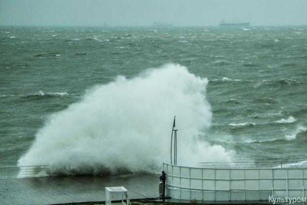 В Одессе сильный шторм: на пляжах вздымаются пятиметровые волны В Одессе сильный шторм: на пляжах вздымаются пятиметровые волны