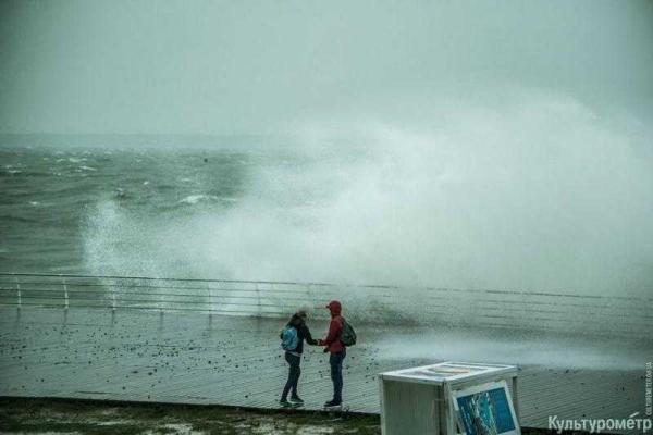 В Одессе сильный шторм: на пляжах вздымаются пятиметровые волны В Одессе сильный шторм: на пляжах вздымаются пятиметровые волны