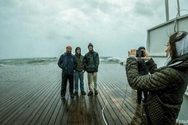 В Одессе сильный шторм: на пляжах вздымаются пятиметровые волны В Одессе сильный шторм: на пляжах вздымаются пятиметровые волны