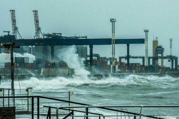 В Одессе сильный шторм: на пляжах вздымаются пятиметровые волны В Одессе сильный шторм: на пляжах вздымаются пятиметровые волны