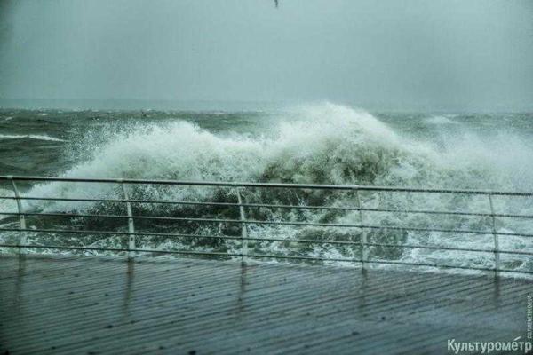 В Одессе сильный шторм: на пляжах вздымаются пятиметровые волны В Одессе сильный шторм: на пляжах вздымаются пятиметровые волны