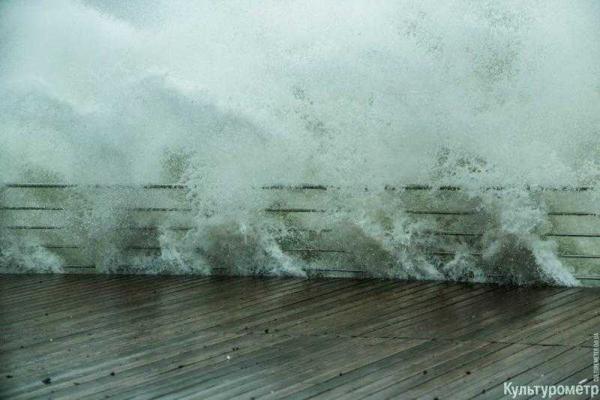 В Одессе сильный шторм: на пляжах вздымаются пятиметровые волны В Одессе сильный шторм: на пляжах вздымаются пятиметровые волны