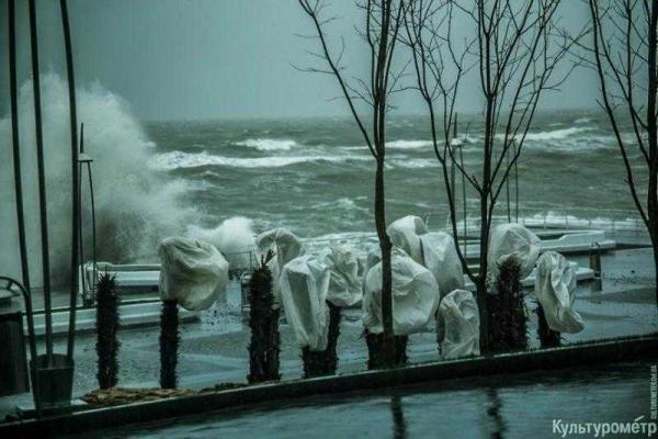 В Одессе сильный шторм: на пляжах вздымаются пятиметровые волны В Одессе сильный шторм: на пляжах вздымаются пятиметровые волны