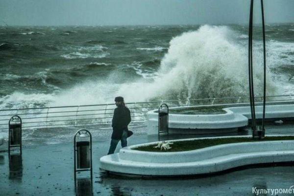 В Одессе сильный шторм: на пляжах вздымаются пятиметровые волны В Одессе сильный шторм: на пляжах вздымаются пятиметровые волны