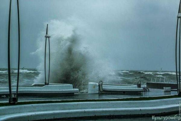 В Одессе сильный шторм: на пляжах вздымаются пятиметровые волны В Одессе сильный шторм: на пляжах вздымаются пятиметровые волны