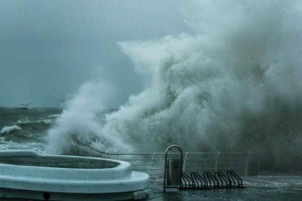 В Одессе сильный шторм: на пляжах вздымаются пятиметровые волны В Одессе сильный шторм: на пляжах вздымаются пятиметровые волны