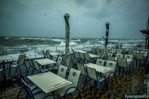 В Одессе сильный шторм: на пляжах вздымаются пятиметровые волны В Одессе сильный шторм: на пляжах вздымаются пятиметровые волны