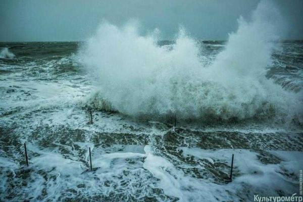 В Одессе сильный шторм: на пляжах вздымаются пятиметровые волны В Одессе сильный шторм: на пляжах вздымаются пятиметровые волны
