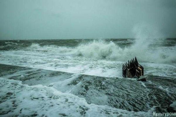 В Одессе сильный шторм: на пляжах вздымаются пятиметровые волны В Одессе сильный шторм: на пляжах вздымаются пятиметровые волны