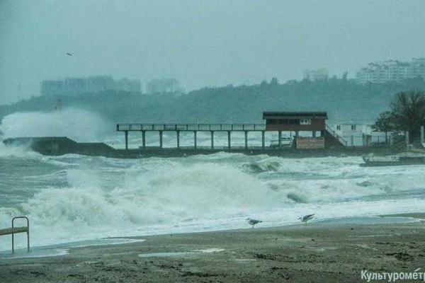 В Одессе сильный шторм: на пляжах вздымаются пятиметровые волны В Одессе сильный шторм: на пляжах вздымаются пятиметровые волны