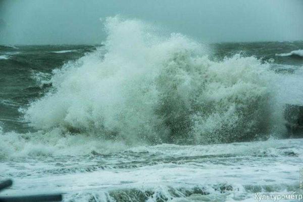 В Одессе сильный шторм: на пляжах вздымаются пятиметровые волны В Одессе сильный шторм: на пляжах вздымаются пятиметровые волны