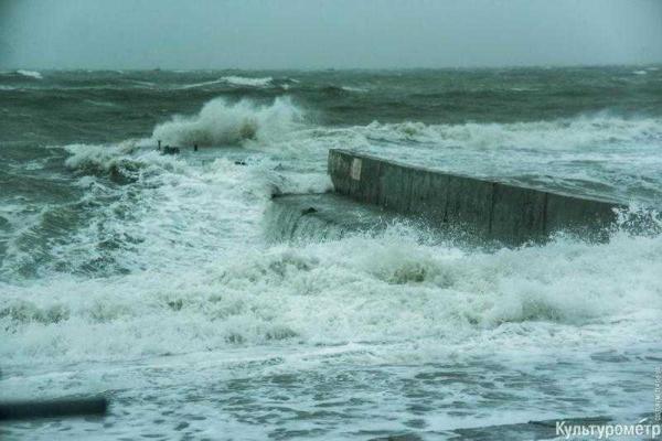 В Одессе сильный шторм: на пляжах вздымаются пятиметровые волны В Одессе сильный шторм: на пляжах вздымаются пятиметровые волны