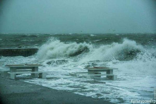 В Одессе сильный шторм: на пляжах вздымаются пятиметровые волны В Одессе сильный шторм: на пляжах вздымаются пятиметровые волны