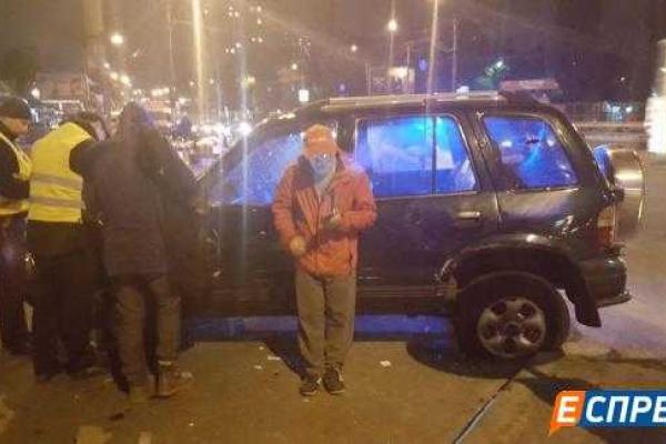 В Киеве пьяный водитель "Kia Sportage" подрезал маршрутку, спровоцировав ДТП В Киеве пьяный водитель "Kia Sportage" подрезал маршрутку, спровоцировав ДТП