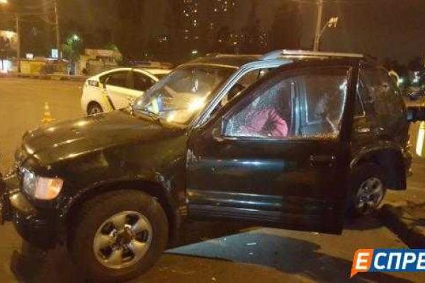 В Киеве пьяный водитель "Kia Sportage" подрезал маршрутку, спровоцировав ДТП В Киеве пьяный водитель "Kia Sportage" подрезал маршрутку, спровоцировав ДТП