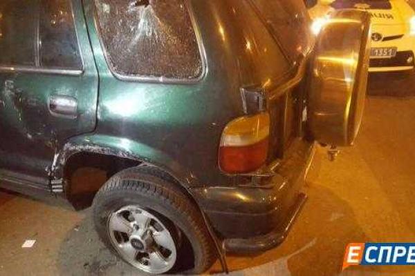 В Киеве пьяный водитель "Kia Sportage" подрезал маршрутку, спровоцировав ДТП В Киеве пьяный водитель "Kia Sportage" подрезал маршрутку, спровоцировав ДТП