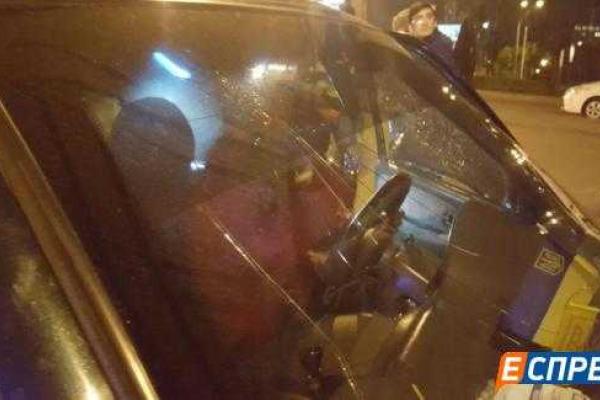 В Киеве пьяный водитель "Kia Sportage" подрезал маршрутку, спровоцировав ДТП В Киеве пьяный водитель "Kia Sportage" подрезал маршрутку, спровоцировав ДТП