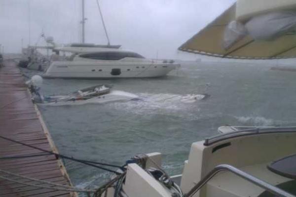 В Одессе у причала морвокзала из-за шторма затонула яхта В Одессе у причала морвокзала из-за шторма затонула яхта