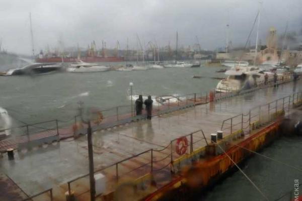 В Одессе у причала морвокзала из-за шторма затонула яхта В Одессе у причала морвокзала из-за шторма затонула яхта
