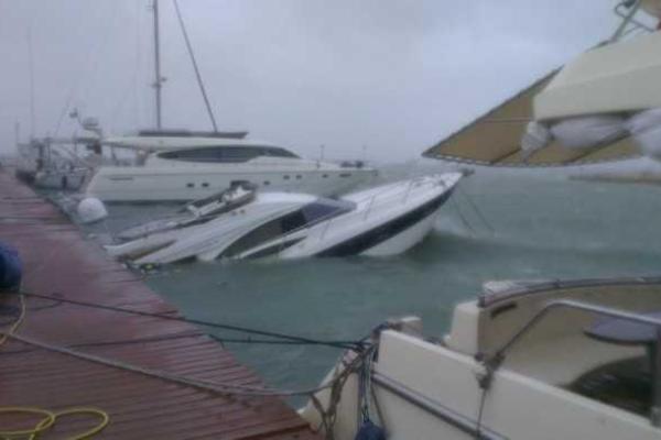 В Одессе у причала морвокзала из-за шторма затонула яхта В Одессе у причала морвокзала из-за шторма затонула яхта