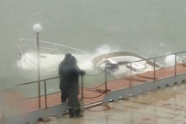 В Одессе у причала морвокзала из-за шторма затонула яхта В Одессе у причала морвокзала из-за шторма затонула яхта