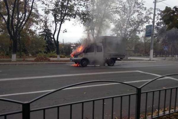 В Мариуполе спасатели тушили загоревшуюся во время движения "Газель" В Мариуполе спасатели тушили загоревшуюся во время движения "Газель"