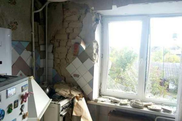 Во время ночного обстрела в Марьинке пострадало 8 домов, прямым попаданием разрушено кафе Во время ночного обстрела в Марьинке пострадало 8 домов, прямым попаданием разрушено кафе