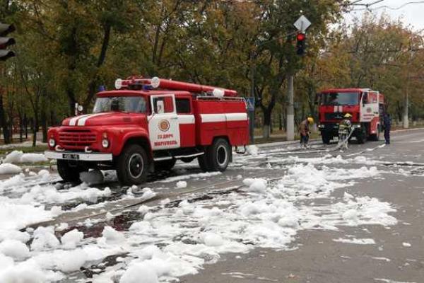 В Мариуполе спасатели тушили загоревшуюся во время движения "Газель" В Мариуполе спасатели тушили загоревшуюся во время движения "Газель"