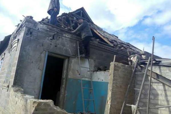 Во время ночного обстрела в Марьинке пострадало 8 домов, прямым попаданием разрушено кафе Во время ночного обстрела в Марьинке пострадало 8 домов, прямым попаданием разрушено кафе