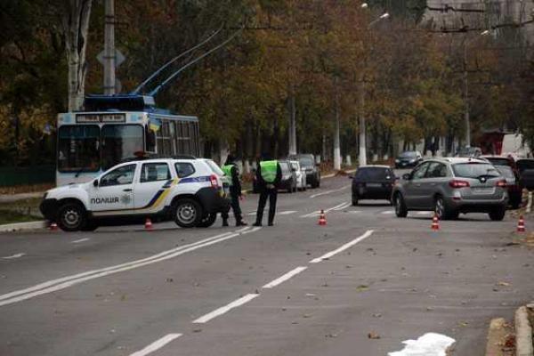 В Мариуполе спасатели тушили загоревшуюся во время движения "Газель" В Мариуполе спасатели тушили загоревшуюся во время движения "Газель"