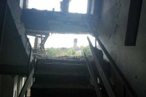 Во время ночного обстрела в Марьинке пострадало 8 домов, прямым попаданием разрушено кафе Во время ночного обстрела в Марьинке пострадало 8 домов, прямым попаданием разрушено кафе