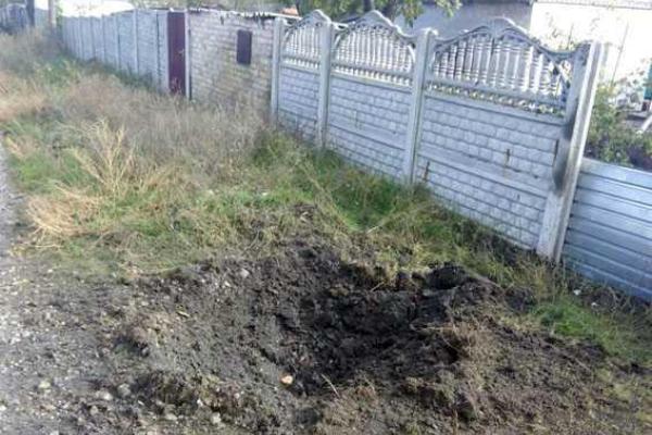 Во время ночного обстрела в Марьинке пострадало 8 домов, прямым попаданием разрушено кафе Во время ночного обстрела в Марьинке пострадало 8 домов, прямым попаданием разрушено кафе