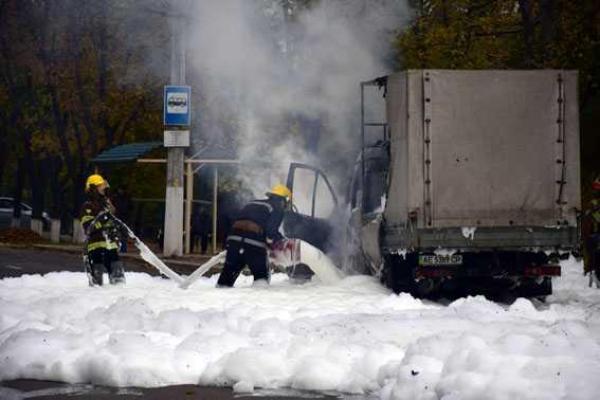 В Мариуполе спасатели тушили загоревшуюся во время движения "Газель" В Мариуполе спасатели тушили загоревшуюся во время движения "Газель"