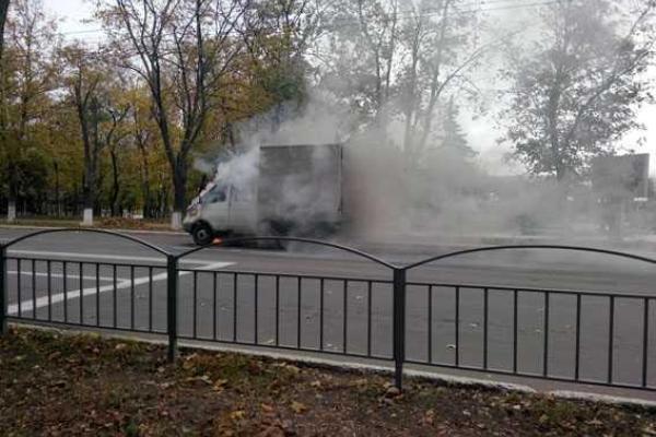 В Мариуполе спасатели тушили загоревшуюся во время движения "Газель" В Мариуполе спасатели тушили загоревшуюся во время движения "Газель"
