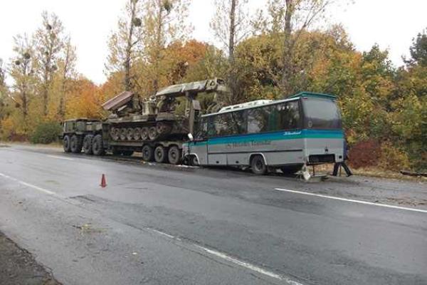 В Винницкой области автобус "Mercedes" влетел в военный тягач: 11 человек пострадали В Винницкой области автобус "Mercedes" влетел в военный тягач: 11 человек пострадали